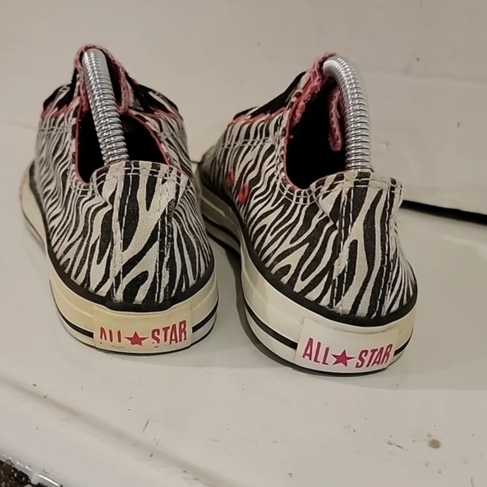 KIDS CONVERVSE‎ ALL STAR LOW TOPS WITH A ZEBRA PATTERN (sz 2)